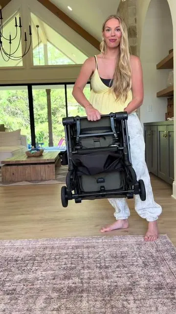 If you’re looking for a lightweight travel stroller that actually comes with everything… this is it 🙌 No buying extra accessories, no bulky setup, no struggling to fold it in public. It lays flat for naps, sits fully upright, has real storage (not the fake kind), and even fits overhead on planes ✈️ This is one of those baby items that just makes mom life easier. @Mompush US  #travelstroller #momfinds #babygear #toddlertravel #momlifehacks
