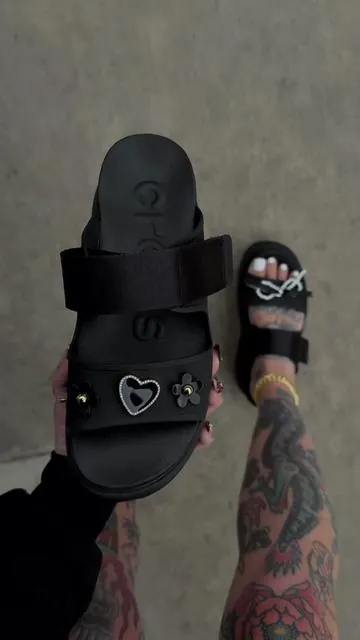 @Crocs #crocs #crocssandals #platformsandals #altmom #altoutfits 
