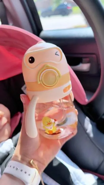 Nuestro vasito favorito 🐣👶🏻 Es liviano, fácil de agarrar para sus manitos, no derrama y es perfecto para salidas, viajes o el carro. Además, se desarma completo y es súper fácil de limpiar ✨ En casa seguimos practicando con vaso abierto, pero este ha sido un complemento que de verdad ayuda mucho 🤍” #VasoDeAprendizaje #Bebé6Meses #MaternidadReal #MamásPrimerizas #BabyEssentials 