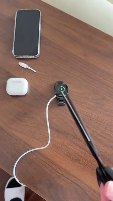 🙈A 3-in-1 stand power bank that covers all your charging needs on the go—what more could you ask for? #powerbank #phonestand #fastcharging #techtoktips