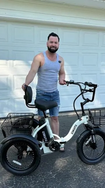 La uso para moverme con más estabilidad y comodidad, y me gustó que esta Eskute T300 no se siente como una bici eléctrica común; al ser triciclo eléctrico de 3 ruedas para adultos se siente más firme, con asiento amplio, respaldo y canastas delanteras y traseras para llevar compras o cosas del día a día. Tiene batería removible de 48V 10.4Ah, carga completa indicada de 4 a 6 horas, cargador rápido, autonomía de hasta 55 millas y velocidad máxima de 18 mph, así que se siente práctica para trayectos largos sin estar pensando todo el tiempo en cargarla. También destaca por su motor con 1200W peak power, 80NM de torque, capacidad para pendientes de hasta 35°, llantas anchas 18x3.0 para distintos terrenos y capacidad de carga de hasta 400 lbs. Me gusta que venga 90% pre-ensamblada, con marco plegable, soporte incluido y envío gratis, además de puntos disponibles en la compra. #Tiktokshopstockup #Tiktokshopmothersday #ElectricTricycle #AdultEbike #fattirebike 