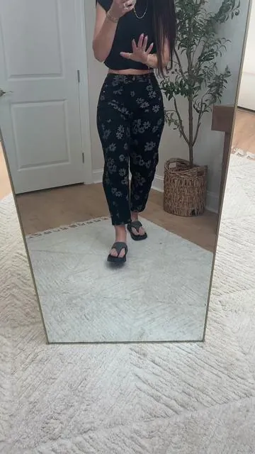 If you were even thinking of getting these DO IT!!! #jeans #barreljeans #floralpants 