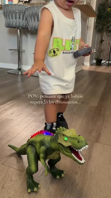 Este dinosaurio camina, tiene luces y sonidos… y se volvió el favorito en mi casa 🦖✨ perfecto para entretener y estimular la imaginación de los niños 💡 #juguetesparaniños #tiktokshopfinds #momlife #jugueteseducativos #tiktokshopmothersday 