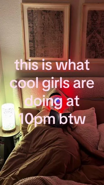 15min a day of light therapy is a gameee changer hehe #lightherapy #redlight #girls 