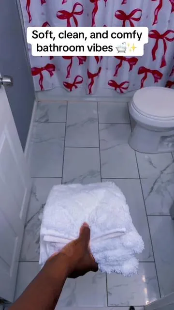 Step out the shower in pure comfort 😌🔥 ✔️ Ultra soft microfiber = feels amazing on your feet 🦶 ✔️ Super absorbent, keeps your floor dry 💧 ✔️ Non-slip backing for safety 🚫滑 ✔️ 3-piece set = full bathroom upgrade 💯 ✔️ Easy to wash & maintain 🧼 Turn your bathroom into a cozy spa 🛁💙 #BathroomUpgrade #HomeComfort #CozyVibes #TikTokShopFinds #Chen_Sal