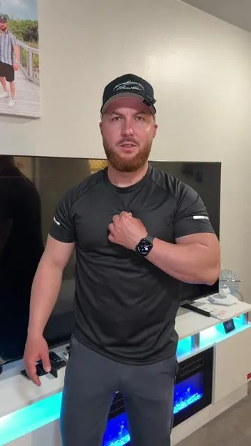 🔥 Comodidad que se siente, estilo que se nota 🔥 Nuestras camisetas deportivas están diseñadas para rendir contigo: secado rápido, transpirables y con elasticidad 4-way para máxima libertad de movimiento 💪 Perfectas para el gym, correr o tu día a día 🏃‍♂️✨ ¿Listo para subir de nivel tu outfit deportivo? 😎 #RopaDeportiva #GymStyle #ComodidadTotal #FitnessLife #Activewear   