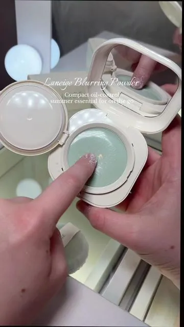 the @laneige_us neo blurring powder will be in my bag all summer🌞#blurringpowder #oilcontrol #oilyskin  #laneigeneoessentialblurringfinishpowder #summermakeup   