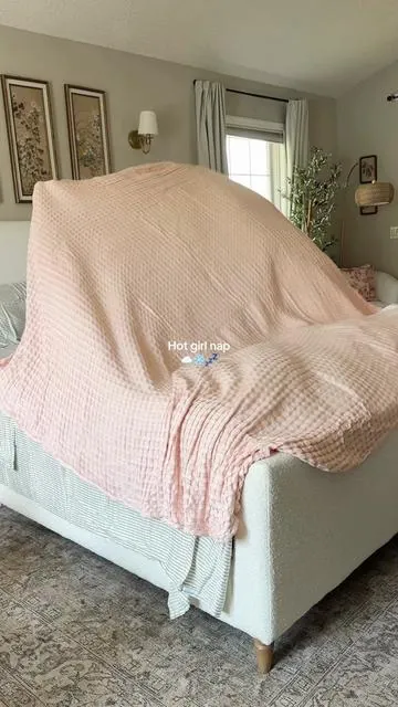 The perfect blend of cooling and cozy ☁️ obsessed with how soft this cooling bamboo blanket is ✨✨✨ @Bedsure  #bedsure #coolingblanket #hotsleeper #summerbedding #sleeptok 