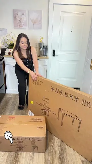 Aquí tienes una descripción lista para vender 🔥 con ese estilo que te gusta: ✨ Dale a tu hogar un toque elegante sin gastar una fortuna. Este comedor tiene un diseño moderno y lujoso con superficie de vidrio templado, resistente y fácil de limpiar, perfecto para el día a día y ocasiones especiales. 🪑 Está disponible en opción de 2, 4 o 6 sillas, para que elijas el tamaño que mejor se adapta a tu espacio. 💎 Se ve como un comedor de alta gama, pero a un precio accesible que realmente vale la pena. 🏡 Ideal para transformar tu casa y darle ese look de revista sin complicarte.#dinning #chair #set #glass #kitchen 