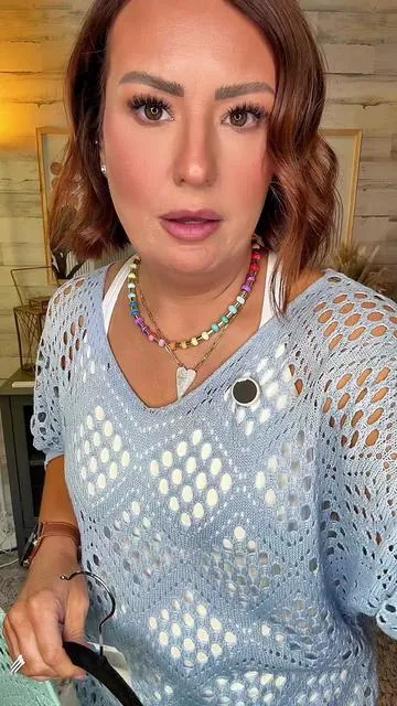 This is THE top of the Summer!! Super soft and stretchy and will take any basic outfit and elevate it in the best way! True to size and so many color available!! 😍 @Fisoew Clothing #crochettop #vneck #summeroutfits #fisoew #ttsacl 