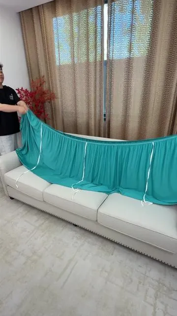 Esta funda elástica transforma cualquier sofá viejo en uno moderno, elegante y protegido.Olvídate de manchas, pelos de mascotas y desgaste diario 🐶 Fácil de poner, no se mueve y se adapta perfecto. . #HomeHacks #Decoracion #Hogar #cobertor #summbervibes 