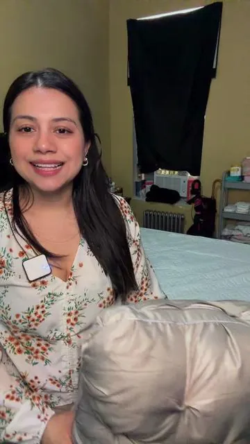 Dormir bien sí hace la diferencia 😴✨ Estas almohadas se sienten súper cómodas desde la primera noche, suaves pero con buen soporte para descansar mejor. Yo las tengo en casa y la verdad se nota cuando cambias a algo más cómodo 🙌 Perfectas para darle un upgrade a tu cama sin complicarte 💖 #TikTokShop #ParaTi #FYP #Hogar #Descanso        