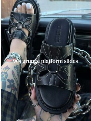So comfy 🖤 true to size #altoutfits #altmom #darkaesthetic #grungestyle #tiktokshoprestock 