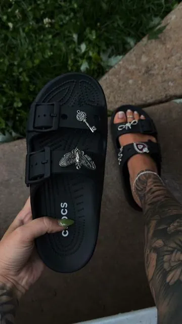 The CUTEST summer sandals by @Crocs 🖤  #crocs#crocsnewarrivals#sandals