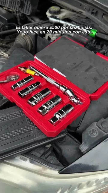 El "Truco" de los Mecánicos Para Sacar Bujías Sin Que Se Caigan al Motor.#CambiarBujias#MecanicaFacil #Bujias #ReparacionAuto#LlaveDeBujias