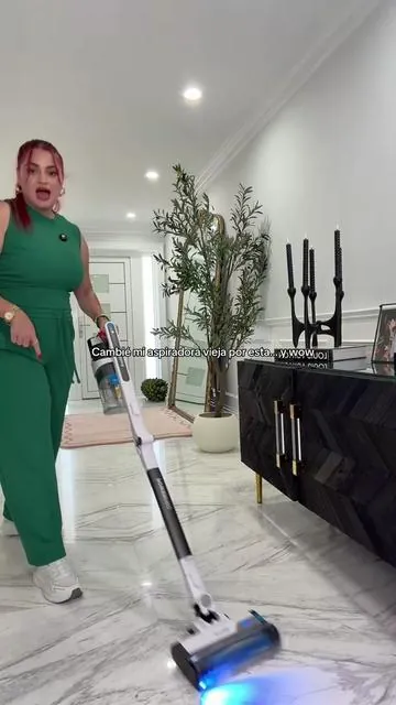 Si estabas esperando una buena aspiradora inalámbrica, mira esta Shark. Es ligera, potente, se dobla para llegar debajo de los muebles y trae luz para ver todo lo que el piso esconde. Ideal para pelos, polvo y limpieza rápida del día a día.  #sharkpowerproflexreveal#TikTokShopCreatorPicks#greenish#tiktokshopstockup#mothersdaygiftideas  