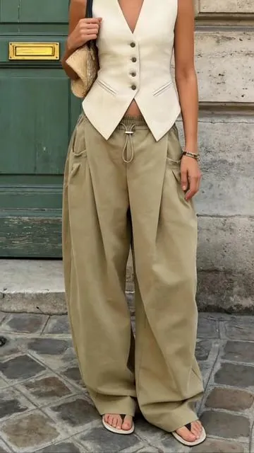 Chill #pleatedpants #higwaist #khakipants #comfortstyle #chiclook 
