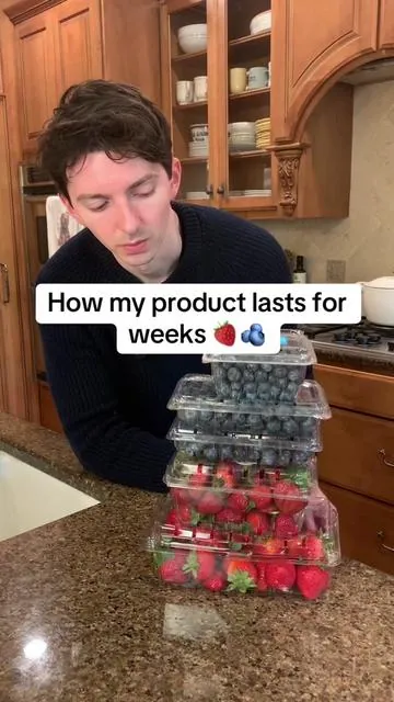 How to make fruit last way longer & save some money 🍓 #kitchenhacks #freshproduce #freshfruit #kitchengadgets #kitchen 