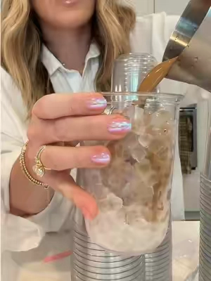 cannot get over how perfect these round bottom cups are! and you’re getting 100 of them with lids and heart shaped straws✨💕🧋#icedcoffee #icedcoffeeathome #coffeebar #aestheticcups #tiktokshopstockup 