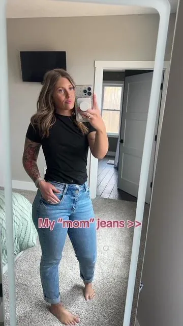 Stretchy, soooo flattering.. they are a must! #kancan #stretchyjeans #womensjeans #womensfashion #momjeans 