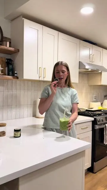 Matcha tutorial 🍵 | salted vanilla brown sugar matcha 💛 RECIPE BELOW:  • soak the whisk in hot water  • 3 grams of @Naoki Matcha USA  • 9 grams of hot water, whisk till its paste  • 25 more grams of hot water, whisk for 1 min • 2 or 2 1/2 tsp of brown sugar (little bit of hot water - make into syrup) • vanilla paste  • vanilla syrup (optional)  • Maldon sea salt flakes  • add milk & matcha 🤌🏼  I hope you enjoy!!🤭💛 #matcha #matcharecipe #matchatutorial #brownsugarmatcha #icedmatcha 