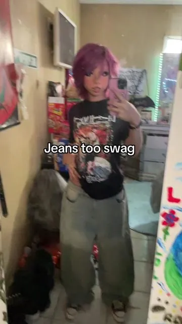 Don’t mind my snacks in the back I love food if you couldn’t tell #fyp #2000s #fashion #fashiontiktok #baggyjeans 