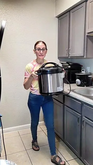 Características de seguridad: Diseñado con funciones de seguridad sólidas para un funcionamiento sin preocupaciones Cocción rápida: Cocina las comidas hasta un 70 % más rápido que los métodos convencionales, ahorrando tiempo y energía Facilidad de uso: La operación sencilla hace que cocinar sea sin esfuerzo y perfecto para hogares con poco tiempo Opciones de comidas versátiles: Incluye múltiples programas inteligentes para cocinar cereales, carnes y más con precisión Preservación de nutrientes: Conserva hasta un 70 % más de vitaminas en comparación con hervir, asegurando comidas más saludables Realce de sabor: Inyecta a las comidas un sabor profundo sin necesidad de aceite en exceso #olladepresionelectrica #cocina #tiktokshopstochup #tiktokshopsmothersday #creatorsearchinsights 