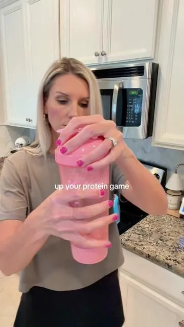 This electric shaker bottle is my busy mom must-have! It’s rechargeable, self-cleaning and makes my protein drinks taste better than ever. #velomix #shakerbottle #proteinshaker #proteinshakes #busymomlife 