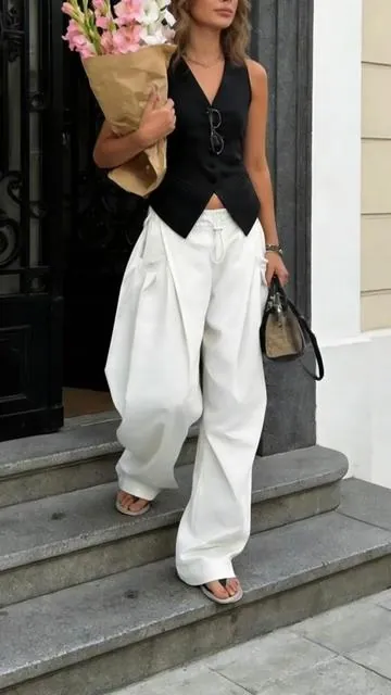 White or black?#pleatedtrousers #ootd #outfit #comfortstyle #chiclook 