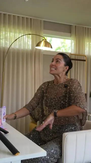 De los mismos creadores de las mascarillas para la cara y los parches para los ojos, hoy tenía que venir a mostrarles esta nueva obsesión 😂 Es como un mist… pero no es un mist normal. Literal se siente como si se convirtiera en serum en la piel. Lo uso cuando siento la piel seca, cuando me estoy maquillando, cuando estoy en la casa… cuando sea 😅 y siempre me deja esa piel jugosita, hidratada y con glow bonito. Hay uno rosadito que me encanta porque siento la piel más lisita y como más “refinada” y otro moradito que uso cuando quiero que la piel se vea más firme y descansada No sé cómo explicarlo pero no se evapora como los otros… se queda en la piel y se siente diferente 👀 Si alguien más lo ha probado, díganme si soy yo o de verdad esto está en otro nivel, y si no lo has probado y estas obsesionada con cuidarte la cara como yo, de verdad que no estás en nada 🙈 #biodance @Biodance Store US 