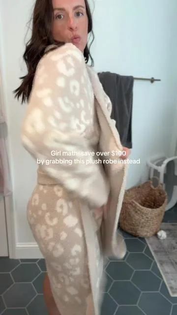 Save your money & grab this plush robe! It's soo cozy & soft, the exact material but sooo much cheaper! #robe #womensrobe #plushrobe #bathrobe