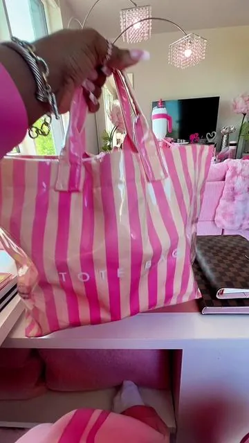 Actually really cute, a lot of the colors are selling fast so if you see one you like grab you one @Raycell Bag #totebag #beachbag #handbag #trendyhandbag #personalbag 