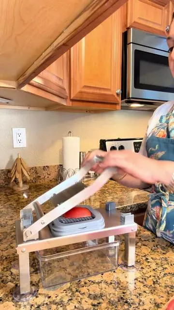 Esto te ahorra tiempo en la cocina… y lágrimas también 😉 #onionchopper #kitchengadgets #tiktokshopmothersday #tiktokshopstockup #tiktokshopcreatorpicks 