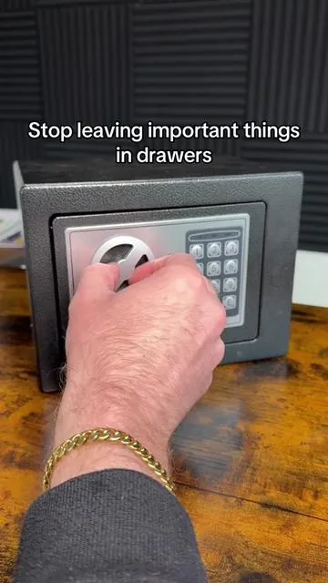 This little safe is perfect for keeping your valuables safe! #safe #money #importantdocuments #storage #trading 
