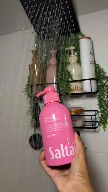 PINK BEACH 🌊🏖️🐚💞🫧 yall this smells sooooooooo good OMG. I’m obsessed w/ @Saltair Body #fyp #saltair #saltairpinkbeach #foryoupage 