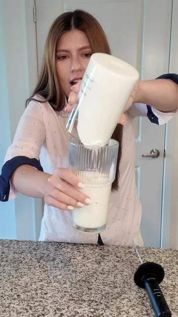 Esta pequeña máquina va a hacer que tus cafes en casa parezcan de cafetería 😍🤤😮‍💨🙌🏼#tiktokshopstockup #tiktokshopmothersday #keurig #milkfrother #coffeetok 