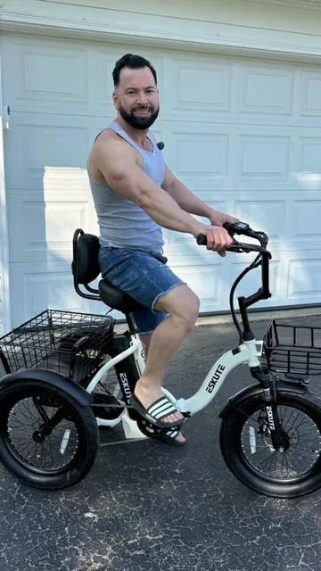 Me gustó este triciclo eléctrico Eskute T300 porque se ve como una opción cómoda, estable y práctica para moverse con más confianza en recorridos diarios. Al tener 3 ruedas, asiento con respaldo y canastas delantera y trasera, resulta conveniente para hacer compras, llevar objetos o salir a pasear sin depender tanto del carro. Tiene batería removible de 48V 10.4Ah, velocidad de hasta 18+ MPH y autonomía de hasta 55 millas, dependiendo del terreno, peso y modo de manejo. También me gusta que sus llantas 18x3.0 ayudan a manejar mejor en diferentes superficies como ciudad, arena, montaña o nieve, y que viene 90% preensamblado para facilitar el uso. Además, cuenta con envío gratis y muestra reembolsable disponible. #Tiktokshopstockup #Tiktokshopmothersday #ElectricTricycle #AdultEbike #threewheelbike 