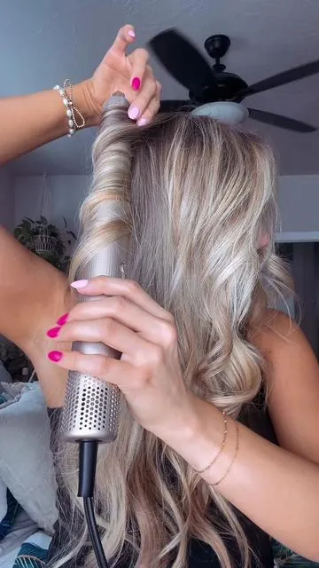 The only way to curl your hair😍💅🏼  #hairdryerbrush #airwraptutorial #curlingmyhair #haircurlingtutorial #fypシ 