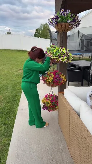 Flores artificiales #paratiiiiiiiiiiiiiiiiiiiiiiiiiiiiiii #summervibe #artificialflowers #homedecorideas #hangingbaskets 