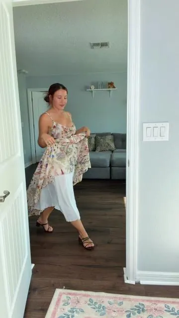 The florals on this dress 😍