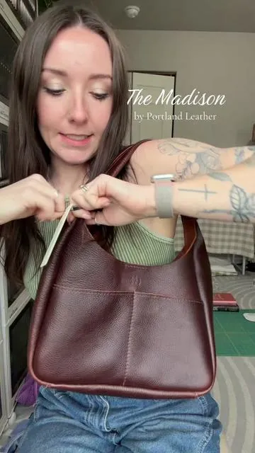 it’s gonna be a WHILE until I switch this bag because I am LOVINGGG her so much!! Looks so cute with every outfit and the design is just *chefs kiss* if Coldbrew is still in stock RUNNN #plgpartner #portlandleather #leatherbags #purse #purses 