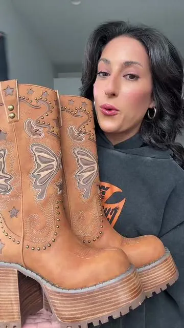 Insane boots I’m obsessed 🤠🌟🦋👢