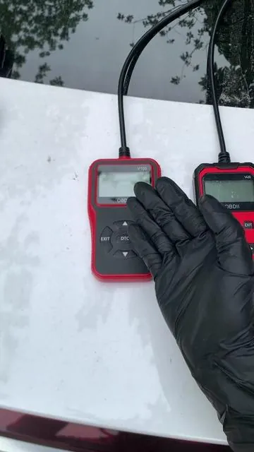 No computer or app needed—just plug it in and it'll tell you what's wrong with your car.#tiktokshopitalia #obd2 #scanner #checkengine #checkenginelight 