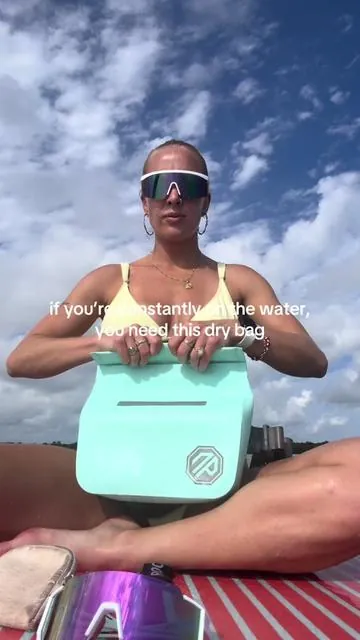 My favorite paddle board accessorie yet, I pretty much just take this everywhere now @Niphean 