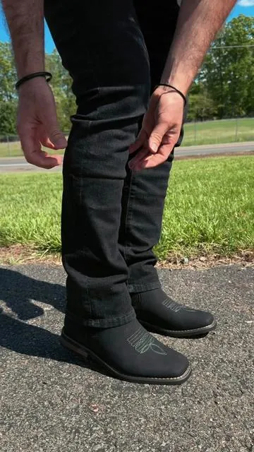 Botas Chelsea para Hombre  Elige tu color favorito desde el carrito naranja para obtenerlas a un súper precio y envío gratis.  🇺🇸  #boots #chelseaboots #botasvaqueras #men #cowboy 
