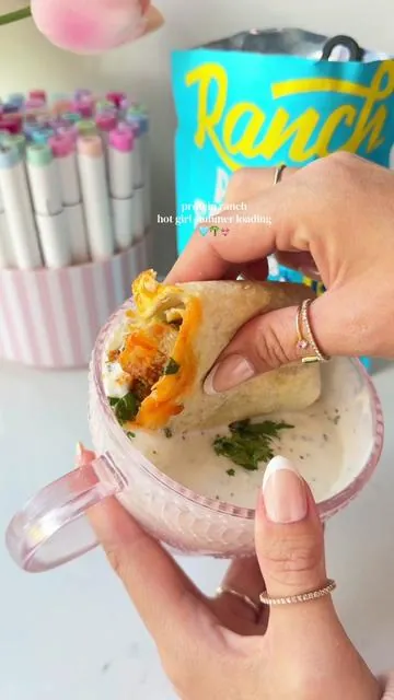 ugh it’s soooo good 😤 #proteinranch #iifym #highproteinrecipe #foodswaps @Build the Body @DJ Sollender #macrofriendly 