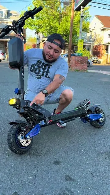 5000 watts de potencia y con doble motor este scooter es una bestia que corre a 50 mph #electricscooter #scooter#ecofriendly#tiktokshop #creatorsearchinsights 