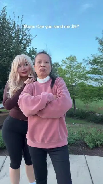 “Mom can you send me 4 bucks?” Well, she didn’t say no 🤷‍♀️ #mom #motherdaughter #family #american #americantrends 