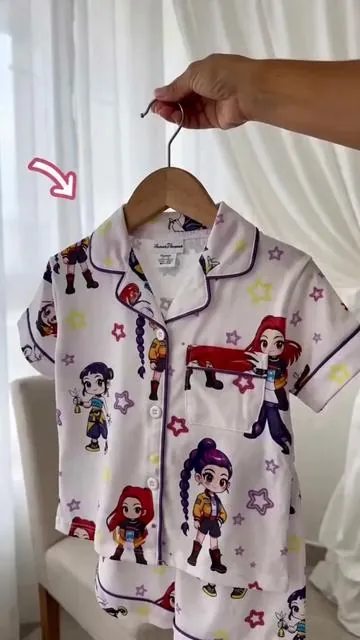 Conjunto de dormir infantil de 2 piezas: camiseta manga corta, shorts, personajes K-Pop, estrellas, cintura elástica #kidsfashion #outfitjuvenil #sweatpantsoutfit #babykids #babyfashion #summer2piecesoutfits #cutekawaiistore #azulitokids #bichikids #babyshorts