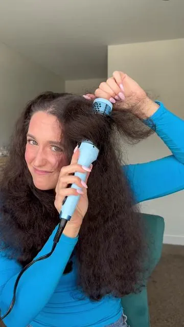 Wavytalk Blowout Boost bundle with heat protection! #thermalbrush #blowoutbrush #wavytalk #dealsforyoudays #curlyhair @wavytalkofficial 
